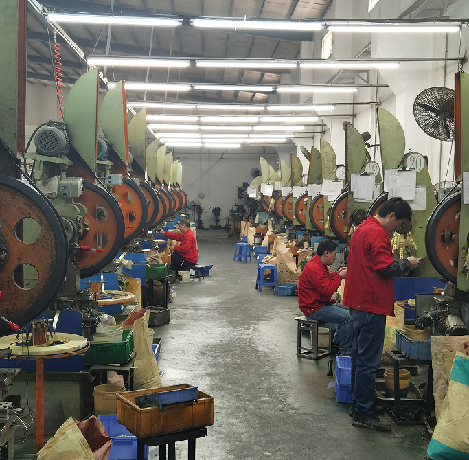 Linia produkcyjna oczu w metalach Nuote