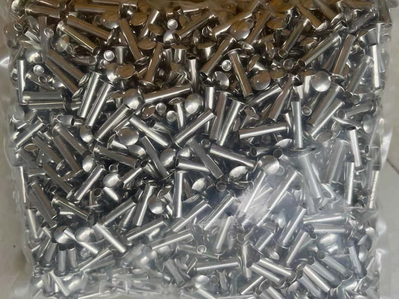 Nuote Metals wysyła nity półrurowe do Meksyku – do mebli składanych, 24-godzinny test mgły solnej