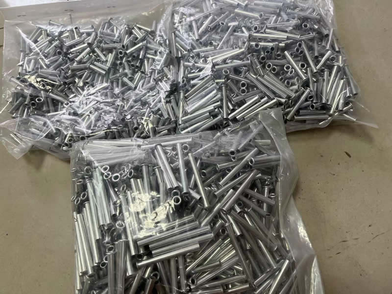 Nuote Metals dostarcza aluminiowe nity rurkowe – w trzech rozmiarach do zastosowań rzemieślniczych i dekoracyjnych