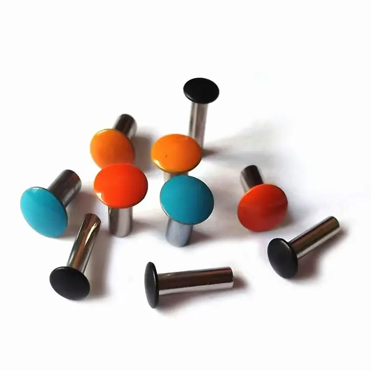 Malowane kolorowe nity