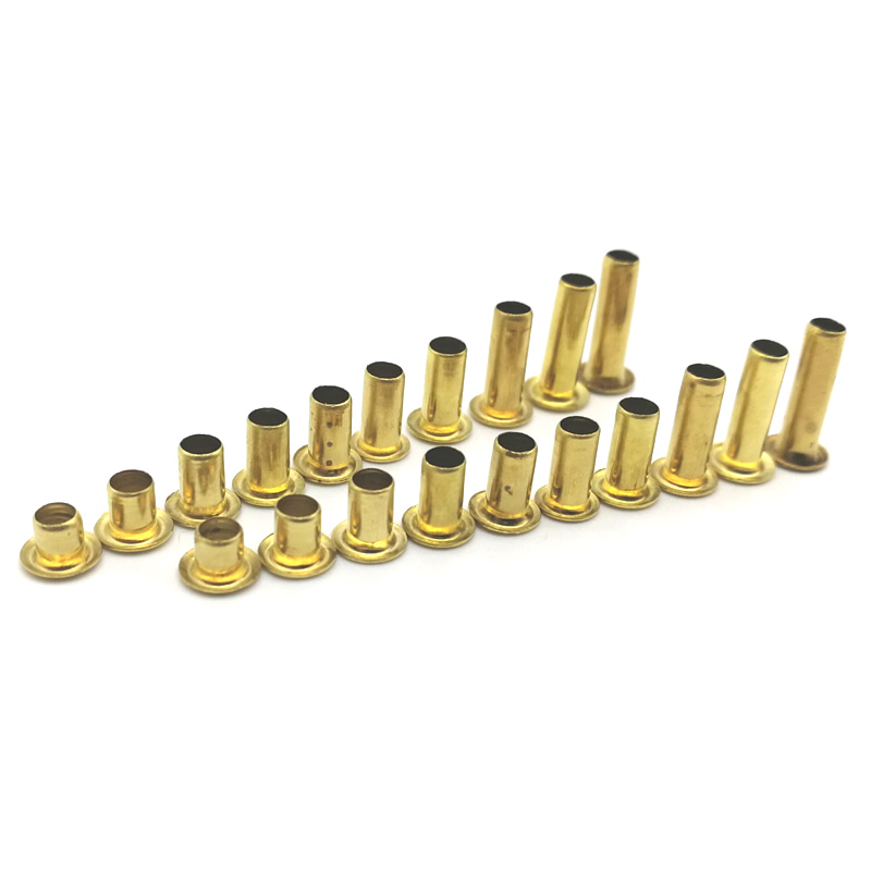 Małe mosiężne oczka